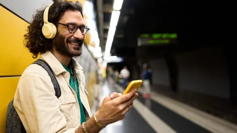Hombre usando smartphone y headphones