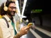 Hombre usando smartphone y headphones