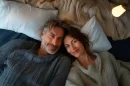 Pareja descansando en cama