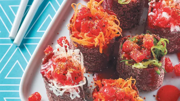 Sushi de pepino y ate de guayaba con chamoy Sushi de pepino y ate de guayaba con chamoy