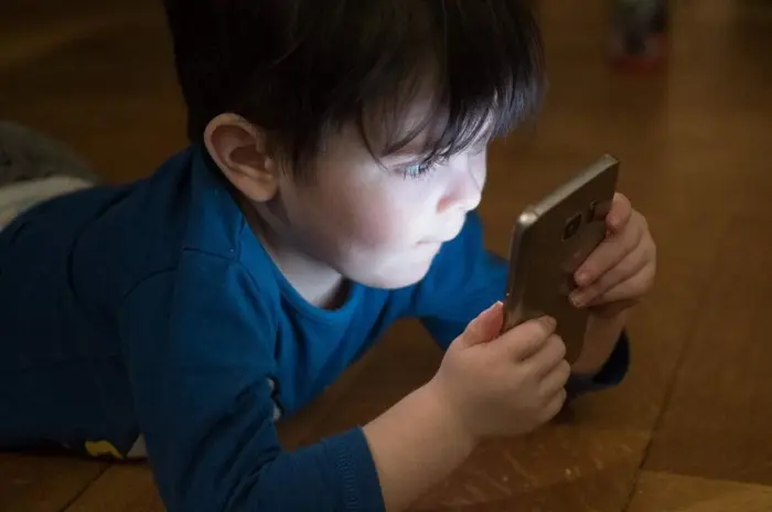Niño frente a pantalla Niño frente a pantalla