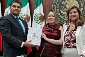 Entrega Yeraldine Bonilla el Cuarto Informe del Gobernador Rocha