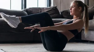 Mujer en casa Abdominales en V