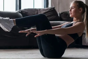 Mujer en casa Abdominales en V