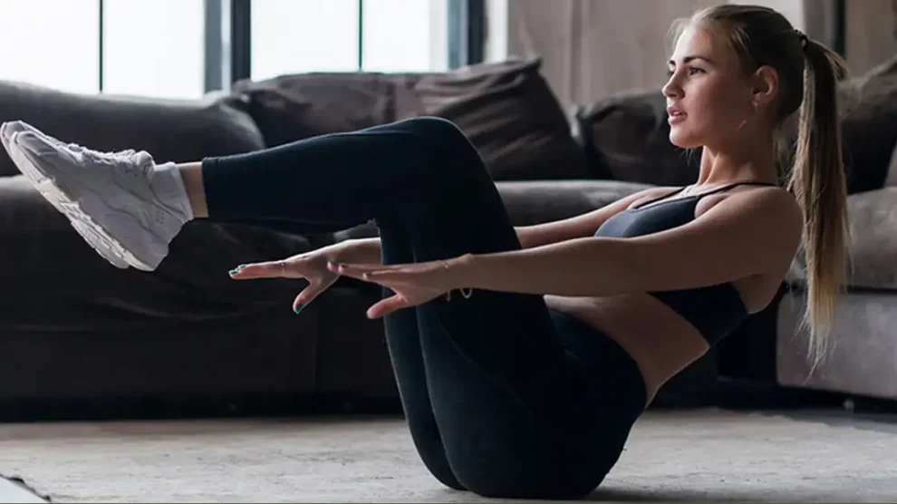 Mujer en casa Abdominales en V