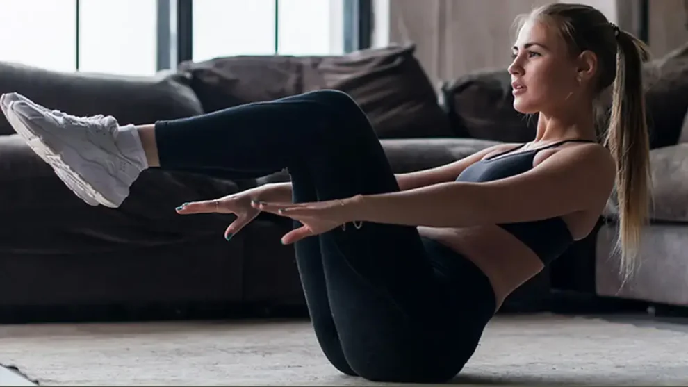 Mujer en casa Abdominales en V