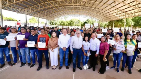 Reciben apoyos para su desarrollo