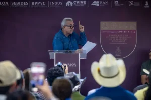 Entrega de títulos de propiedad a familias de Guasave