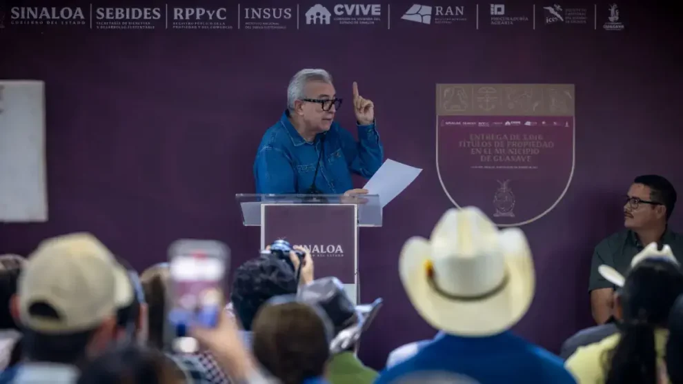 Entrega de títulos de propiedad a familias de Guasave