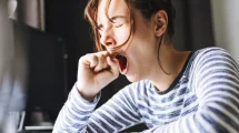 Mujer bostezando