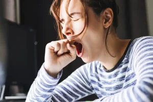 Mujer bostezando