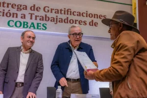 Entrega de gratificaciones por jubilación a personal de COBAES