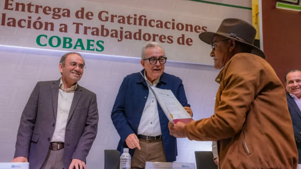 Entrega de gratificaciones por jubilación a personal de COBAES