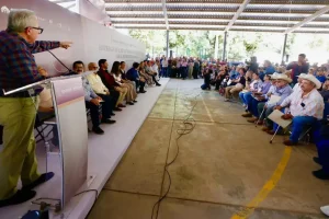 Entrega de títulos de propiedad y certificados parcelarios