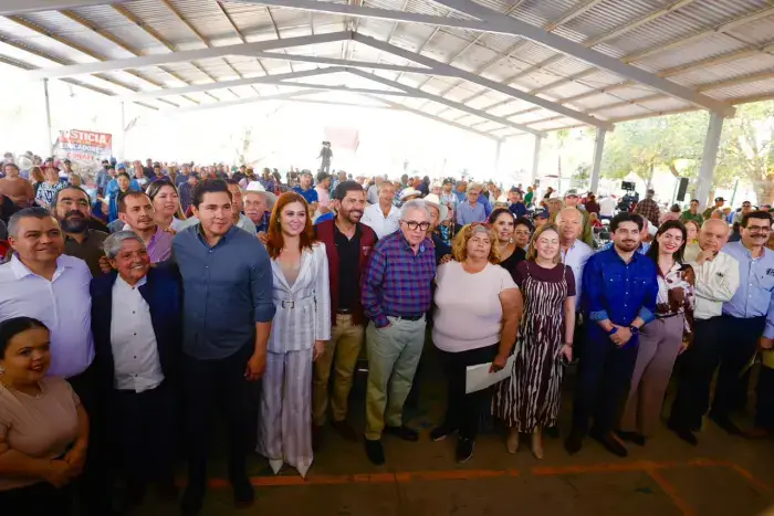 Entrega de títulos de propiedad y certificados parcelarios