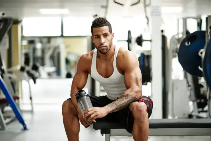 Hombre descansando gimnasio