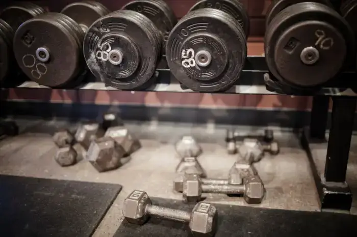 Mancuernas en gimnasio