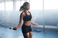 Mujer gimnasio sudando