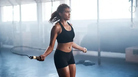 Mujer gimnasio sudando