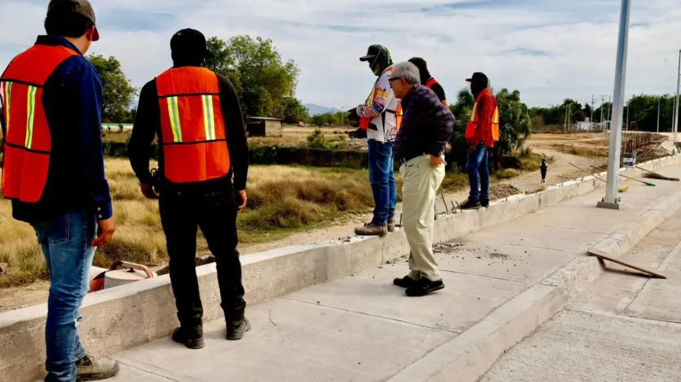 Puente y camino que conecta Sinaloa de Leyva al Opochi