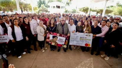 RRM entrega de la Beca Rita Cetina en Navolato