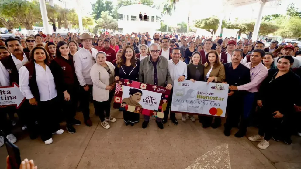 RRM entrega de la Beca Rita Cetina en Navolato