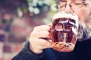 Hombre bebiendo