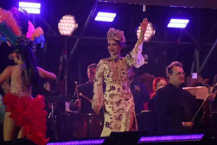 Karina Dueñas, soberana de los Juegos Florales del Carnaval Internacional de Mazatlán 2001