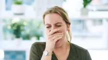 Mujer bostezando sueño