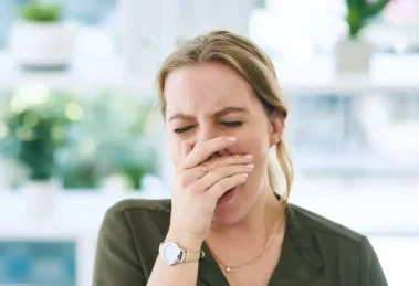 Mujer bostezando sueño