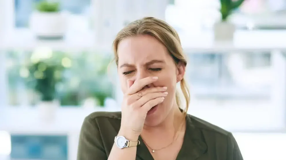 Mujer bostezando sueño