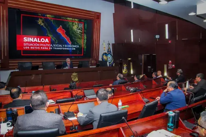 Conferencia magistral en el Centro de Estudios Superiores Navales