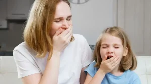 Por qué cuando alguien bosteza nos contagia su bostezo