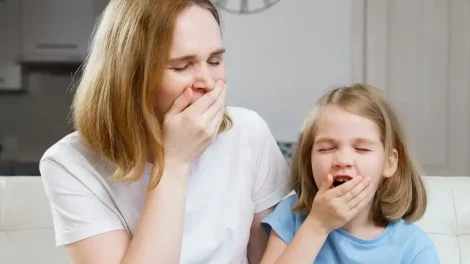 Por qué cuando alguien bosteza nos contagia su bostezo