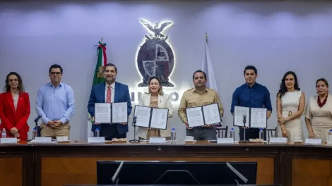 Gobernadora Yeraldine signa convenio con la CMIC nacional