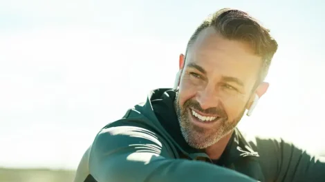 Hombre sonriente y feliz