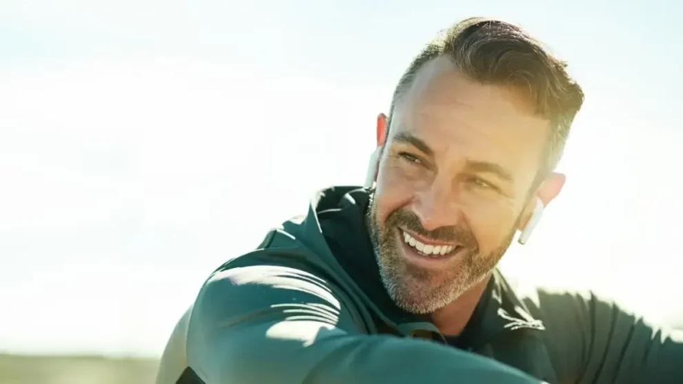 Hombre sonriente y feliz