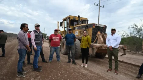 Supervisa Gobernadora Yeraldine construcción de carretera en Mocorito