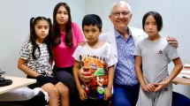 Otorga Beneficencia Pública vibradores óseos a pacientes con problemas auditivos