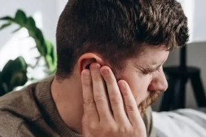 9 posibles razones por las que nos pueden pitar o zumbar los oído