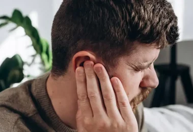 9 posibles razones por las que nos pueden pitar o zumbar los oído