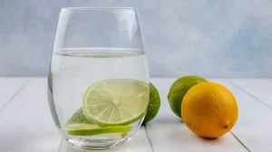 Agua de limón tibia en ayunas