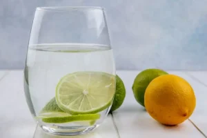 Agua de limón tibia en ayunas