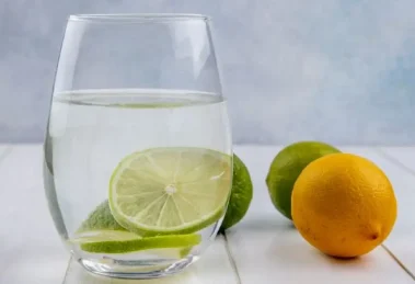 Agua de limón tibia en ayunas