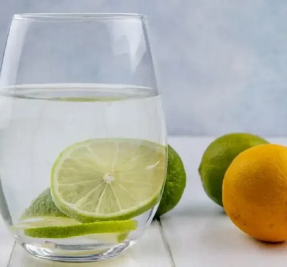 Agua de limón tibia en ayunas