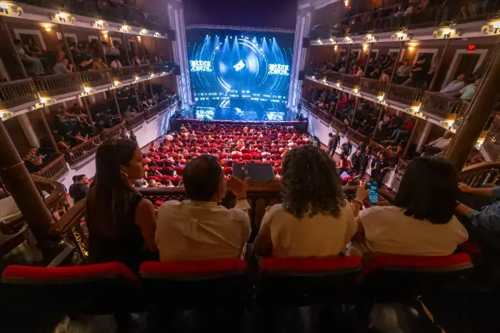 Asiste la gobernadora a semifinal del concurso México Canta